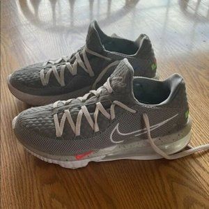 BASKETBALL SHOES Nike Lebron 2017 "particle grey" Very Good Used Condition